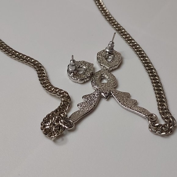 Cute Silver Tone Necklace And Earring Set With Clear Stones - Picture 10 of 14